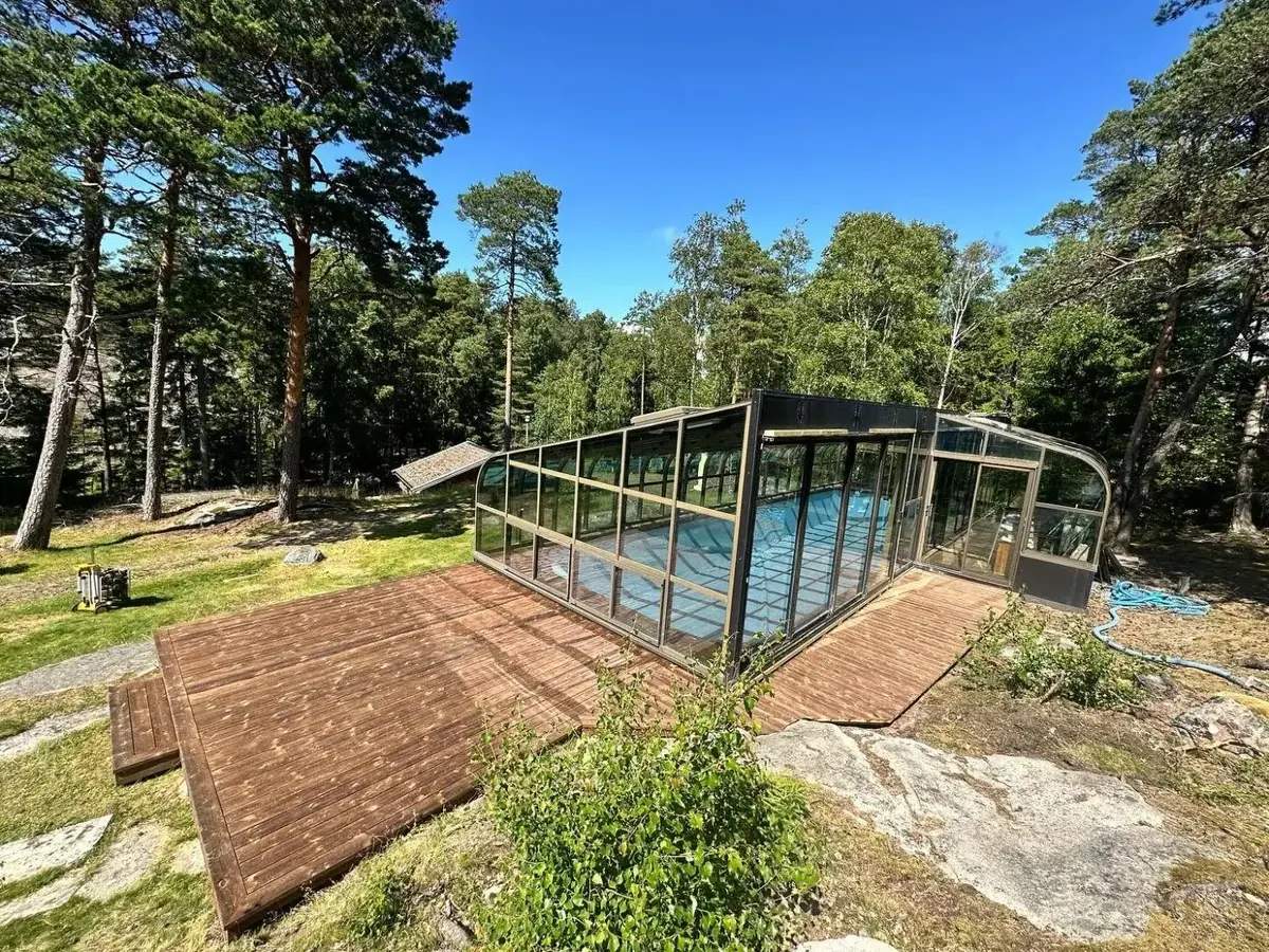 Bassenghus med glasstak og terrasse i tre, bygget av Hakadal Bygg AS