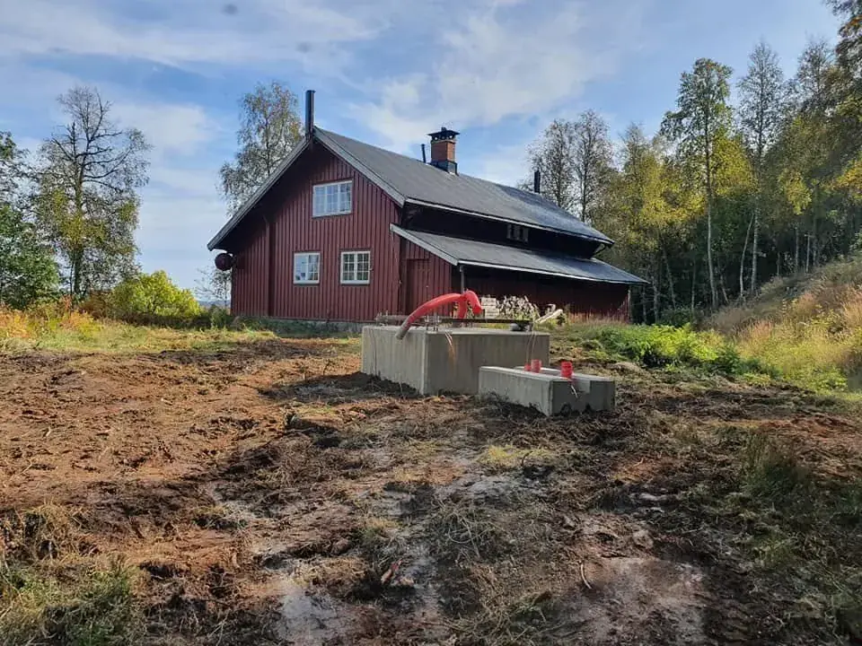 Betongarbeid ved eldre rød bolig