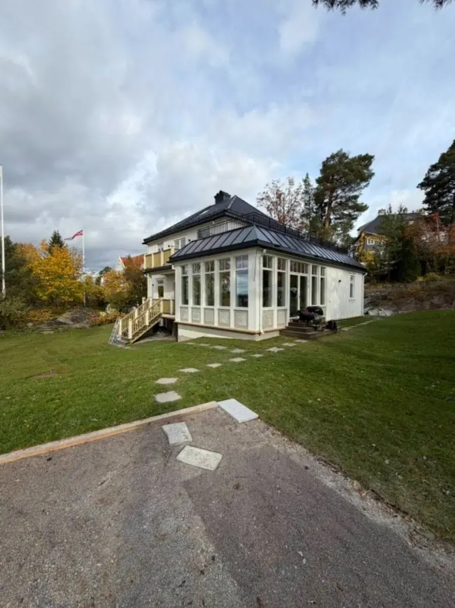 Ny hagestue med glassfasade og skifertak
