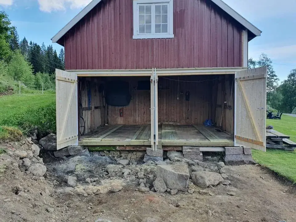 Naust løftet opp på ny grunnmur